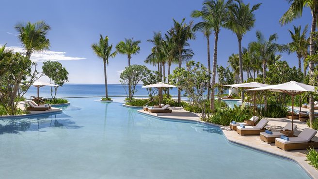 在华尔道夫主泳池感受海天一线