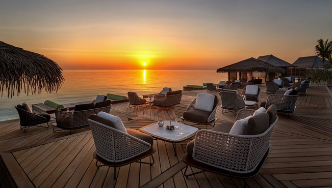 在Amber餐厅欣赏绝美日落，品评香槟