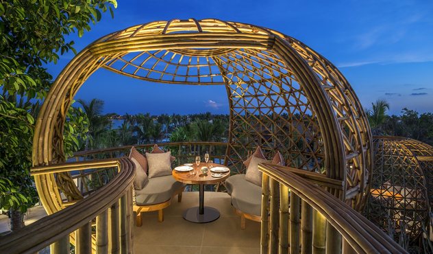 招牌树顶餐厅Terra，给人的感觉如“雀之巢”般轻巧，可以一边享用饕餮美食，一边俯瞰大海