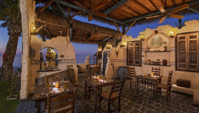 Yasmeen餐厅外观看起来像是由风堆砌的沙石堡，让人误以为走入了一个阿拉伯村庄