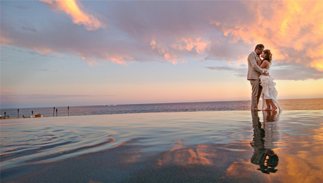 酒店专业的婚礼协调人员随时提供包括“传奇日落婚礼”在内的专案服务，细致周到地考虑婚礼当天的每一个细节。