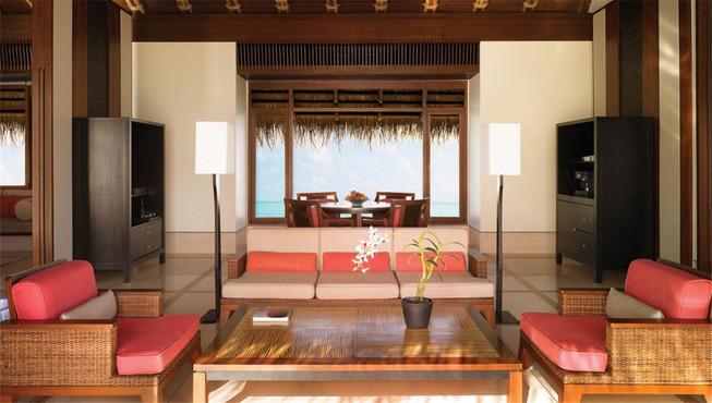 水上别墅拥有布置精美的室内空间和高耸的木梁天花板。