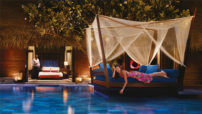 带私人泳池的豪华海滩别墅是岛上最宽敞的别墅，室外带遮蓬的沙发床可任您畅享悠闲时光。