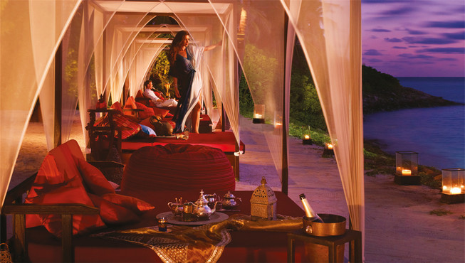 充满异国风情的Fanditha海滩餐厅供应各种露天阿拉伯美食。