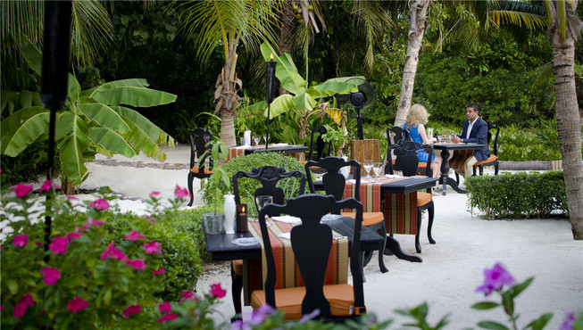 在拥有完美、舒适户外用餐环境的厨师菜园(Chef’s Garden)中，您能享受从菜园到餐桌的纯正有机美食和最新鲜的海鲜美味。