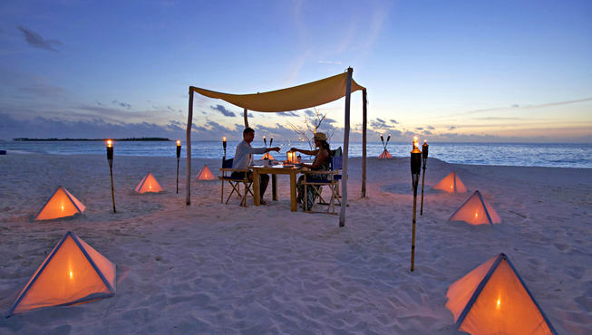 天然酒窖中保存了500多种葡萄酒供客人享用，坐在海边享用更令人难忘。