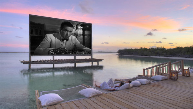 饱餐之余，在马尔代夫第一间“无声电影院”里带上高音质耳机，看一场星空下的水上电影。