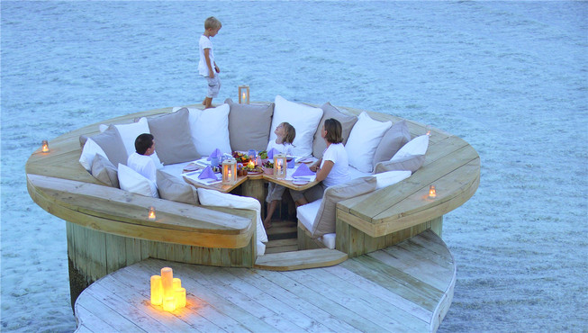 在8间餐厅及酒吧中，您可尽情享受来自世界各地的美食珍馐。