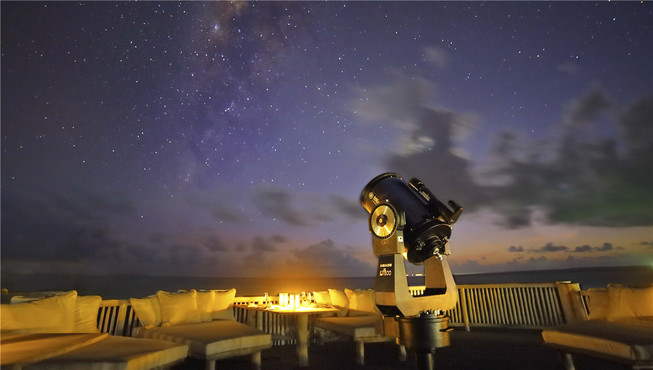 度假村还拥有马尔代夫首座水上观星台，来这里凝视夜空，欣赏宝石般闪烁的星星吧！