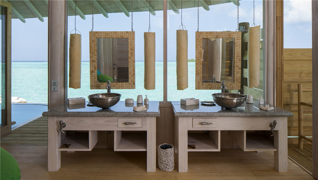 即使是在浴室里，马尔代夫风情与现代元素也处处可见。