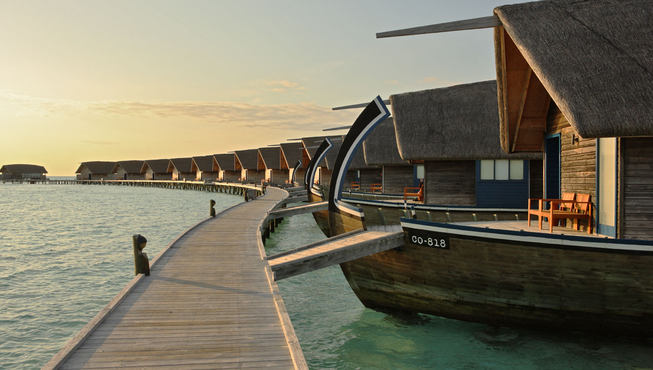 岛上的套房和别墅错落有致的分布在南边海岸的浅水礁湖上，沿着木板人行道一直走即可到达。