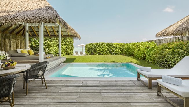 度假村主岛上的每间客房都能看到美丽的窗外景色，不论是富有浓浓风情的热带植物或者是您从来没见过的稀有珍惜鸟类等等。