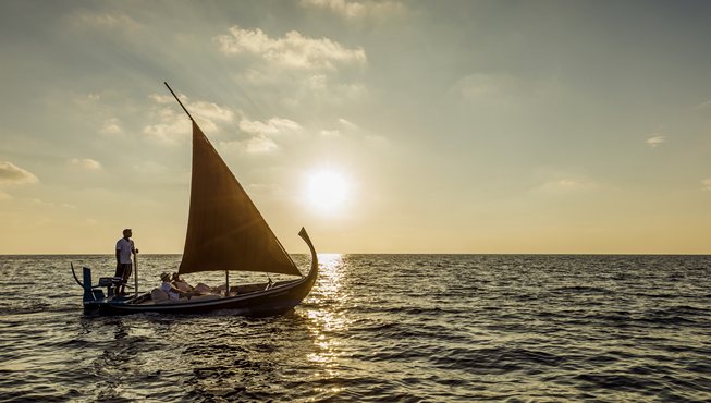 乘船出海，畅游这片环礁区。您可坐在舒适的坐垫上放松身心，品酌可口香槟，欣赏迷人的马尔代夫日落美景。 