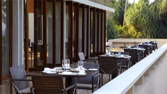 您不仅能在餐厅里享用以自产食材烹制的锡兰美食，这里还供应独特佳酿，提供海边露天用餐环境。