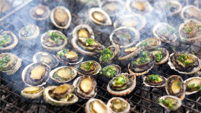 宾客可一边享用鲜美的鱼肉海鲜，一遍欣赏海湾和连绵起伏山脉的全景。