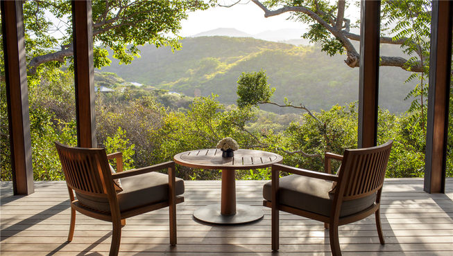 庭阁拥有俯瞰树冠的层叠屋顶、木质窗栏及精选天然原材料，与四周壮景完美融合。