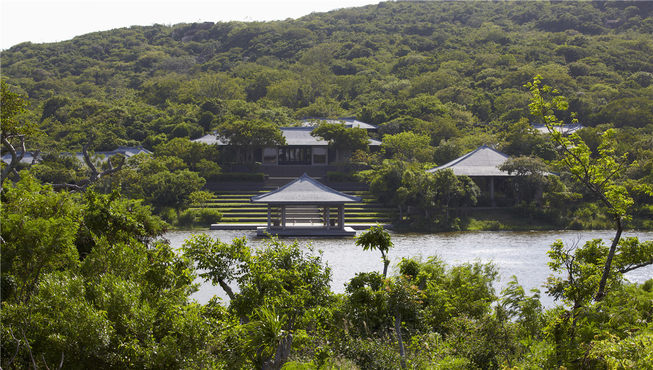 水疗中心则占据十处楼宇，位于宁静的湖边，是您身心对话的放松之地。