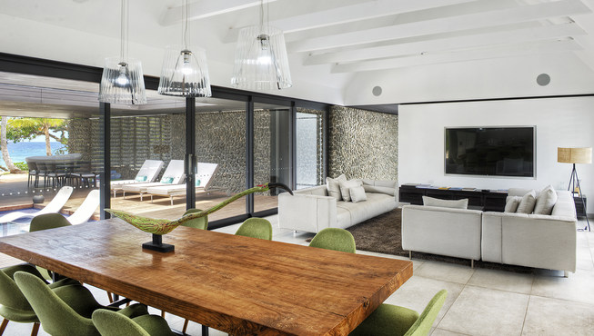 每幢别墅都装有空调，设有一个带户外座位的私人庭院。