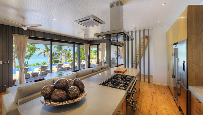 别墅还享有大海或花园的景色。