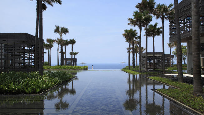 酒店实行环保主义，坚持推行有机新理念，成为巴厘岛首个得到全球最高标准认证的环保型酒店。
