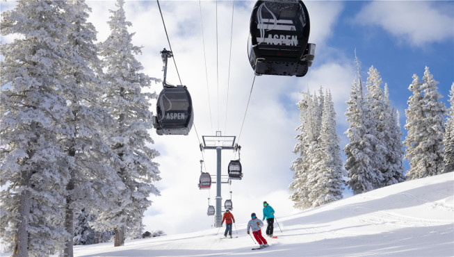 这座小城与四座滑雪山地相连，每个雪场状况各不相同，适合不同等级的滑雪爱好者前来一试身手。
