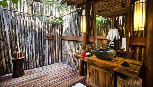度假村的整体设计与松巴岛的传统文化相结合，就连浴室也别具风情。