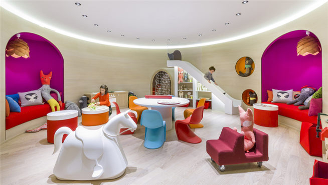 在工作人员的悉心照料下，五颜六色的Le Carrousel儿童俱乐部是专为孩子们打造的欢乐天地。