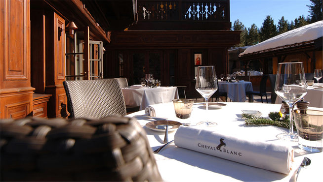 酒店拥有3间餐厅、1间酒吧和1间雪茄室，邀请到顶级大厨与艺术家共同创作专属于白马的美食艺术。