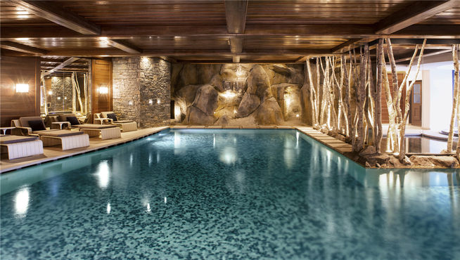 除了舒适愉悦的水疗外，白马庄园还拥有一座无边泳池，泳池边的按摩浴缸将让客人获得无上的放松。