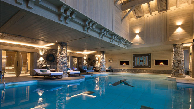 由仓库改建而成的泳池配有瀑布及造浪设备，您可以在此享受室内按摩池、土耳其浴、桑拿浴。