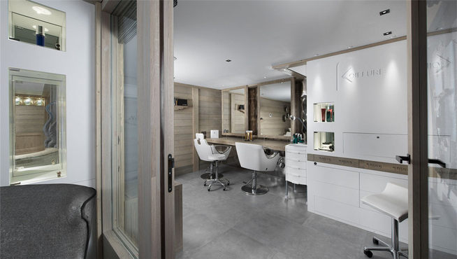 您还可以在酒店特设的植村秀美发沙龙里换个造型。