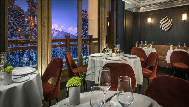 酒店的法餐厅 Le Comptoir de L'Apogée 是您在高雪维尔高处边享用美食，边俯瞰壮丽雪景的上佳之选。