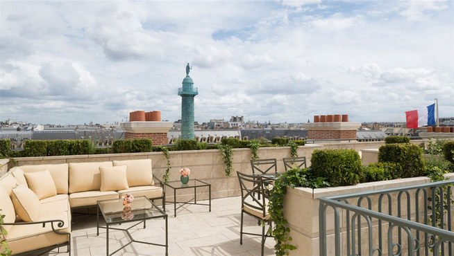 1898年开业的巴黎丽兹酒店地处旺多姆广场中心，地理位置优越。