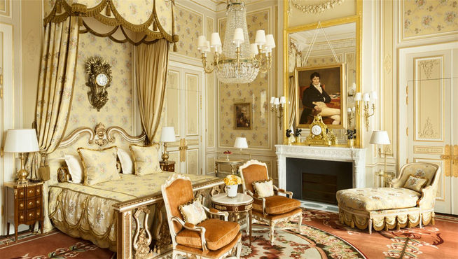 拿破仑时代式样的壁炉、路易十六时期风格的红木桌椅及床柜……所有细节都极尽奢华。