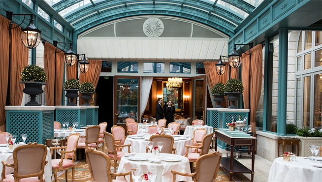 酒店的传奇法餐厅 L'Espadon 被《福布斯》列为“全球最奢华的十大餐厅之一”。