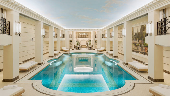 Chanel au Ritz Paris 是全世界第一家香奈儿水疗中心，并建有颇具新古典主义风格的泳池。