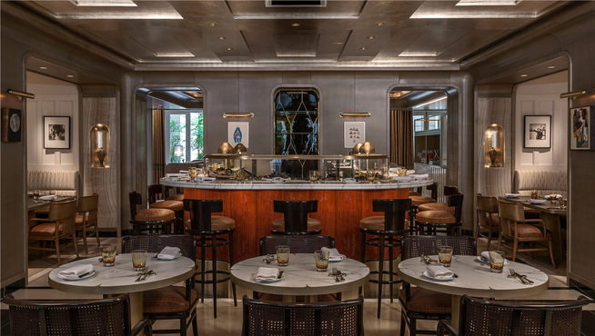 酒店共有三家餐厅和一间酒吧。