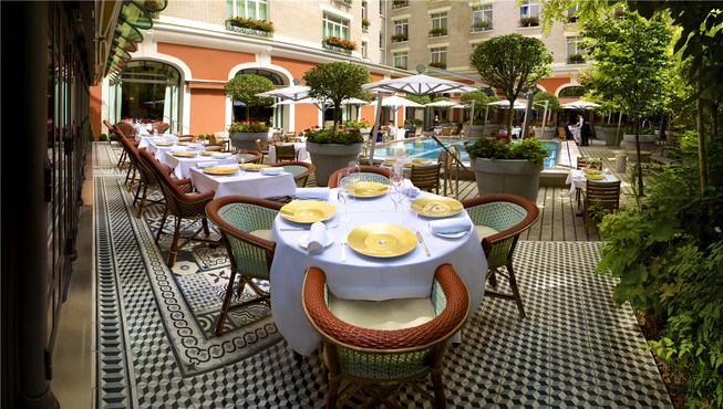 露台花园以青翠绿色和潺潺流水将室内氛围和室外环境、酒店和城市紧密相连。