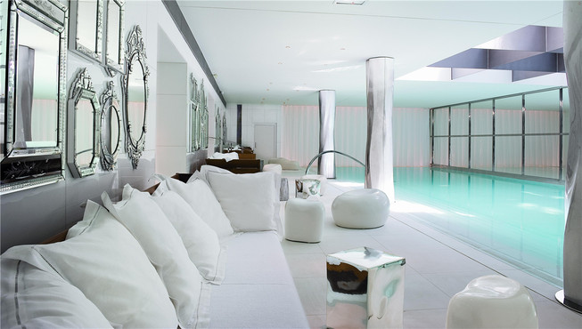 Clarins的My Blend水疗是在巴黎中心放松身心的纯白天堂。这里占地1500平米，拥有一座23米泳池。