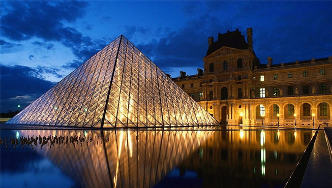 巴黎拥有众多艺术宫殿般的博物馆，其中收藏着无数世界级的艺术瑰宝。