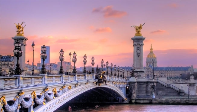 漫步塞纳河边，不能错过华丽的亚历山大三世桥。