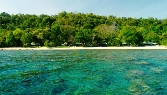 安缦瓦那酒店位于距巴厘岛东部海岸15公里的自然保护区莫忧岛，也是岛上唯一一家度假村。