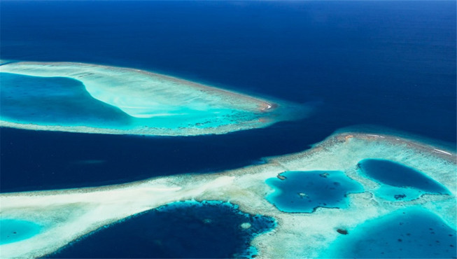 白马庄园所在的诺鲁环礁地处马尔代夫北部，这里人烟稀少且开发较晚，正因洁净无污染所以保有较好的自然状态。