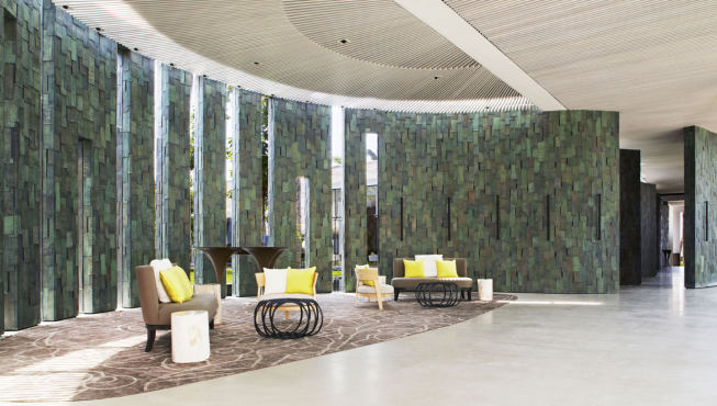 由著名豪华酒店设计师Jean Michel Gathy操刀设计的白马庄园在马尔代夫众多奢侈酒店中乃数一数二的超豪华之作。