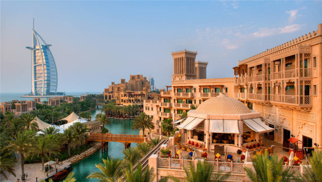 迪拜卓美亚古堡酒店分为三座精致恢弘的精品酒店：卓美亚皇宫、卓美亚夏宫和卓美亚和宫。