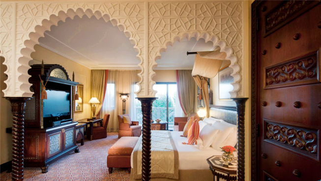 酒店采用酋长的夏日居所的设计风格，完美再现传统皇家建筑，同时处处彰显现代典雅与奢华精致。