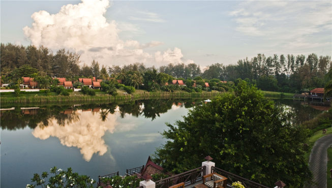 普吉岛悦榕庄环绕着浮光跃金的泻湖，堪称一座宁静祥和的休憩圣殿，是畅享完美假期的绝佳布景。