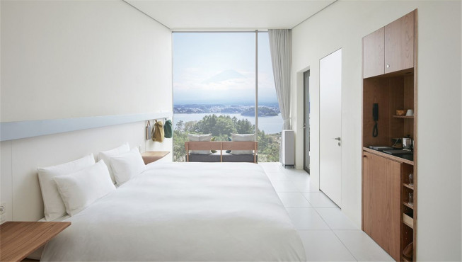延续了极简设计理念的40间客房均通畅而紧凑，你能在房内或房间阳台上远眺河口湖及富士山美景。