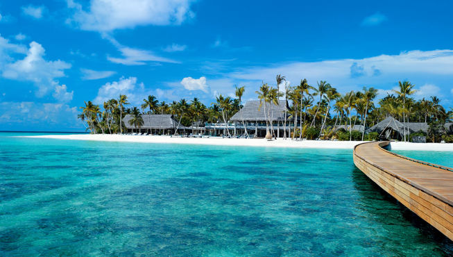 位于诺鲁环礁西侧的维拉顶级私人岛四周环绕有碧绿深邃的印度洋，抬头即可得见广阔无垠的澄澈蓝天。
