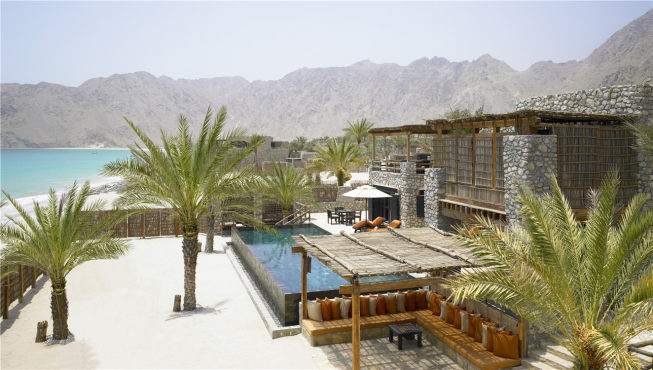 度假村内现共有82栋豪华泳池别墅，全是以天然石材和木材搭建出的沙漠绿洲。
